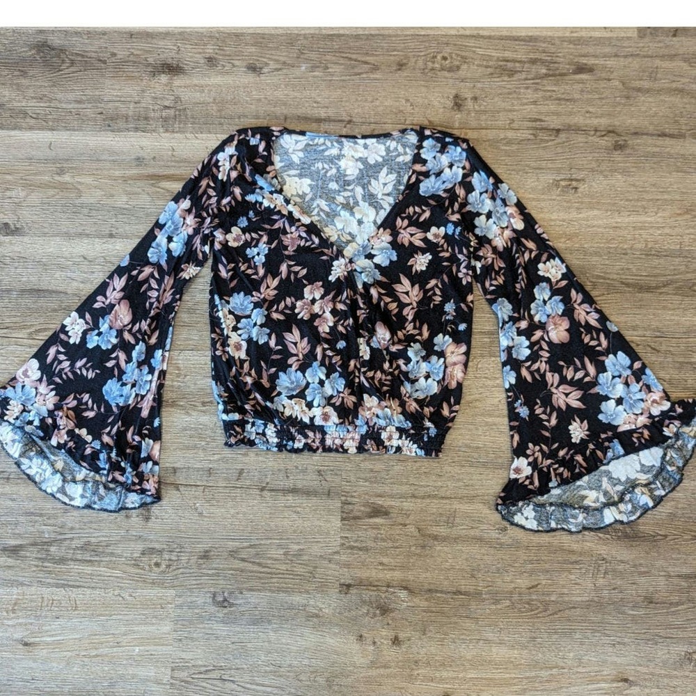 American Eagle Soft and Sexy Crepe Floral Bell Sleeve Shirt Small
